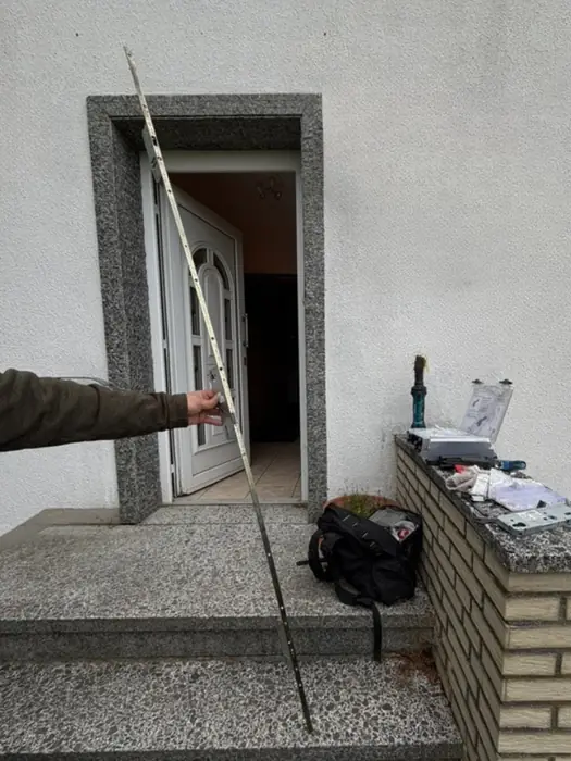 Ausgebaute Mehrfachverriegelung vor dem fachgerechten Austausch